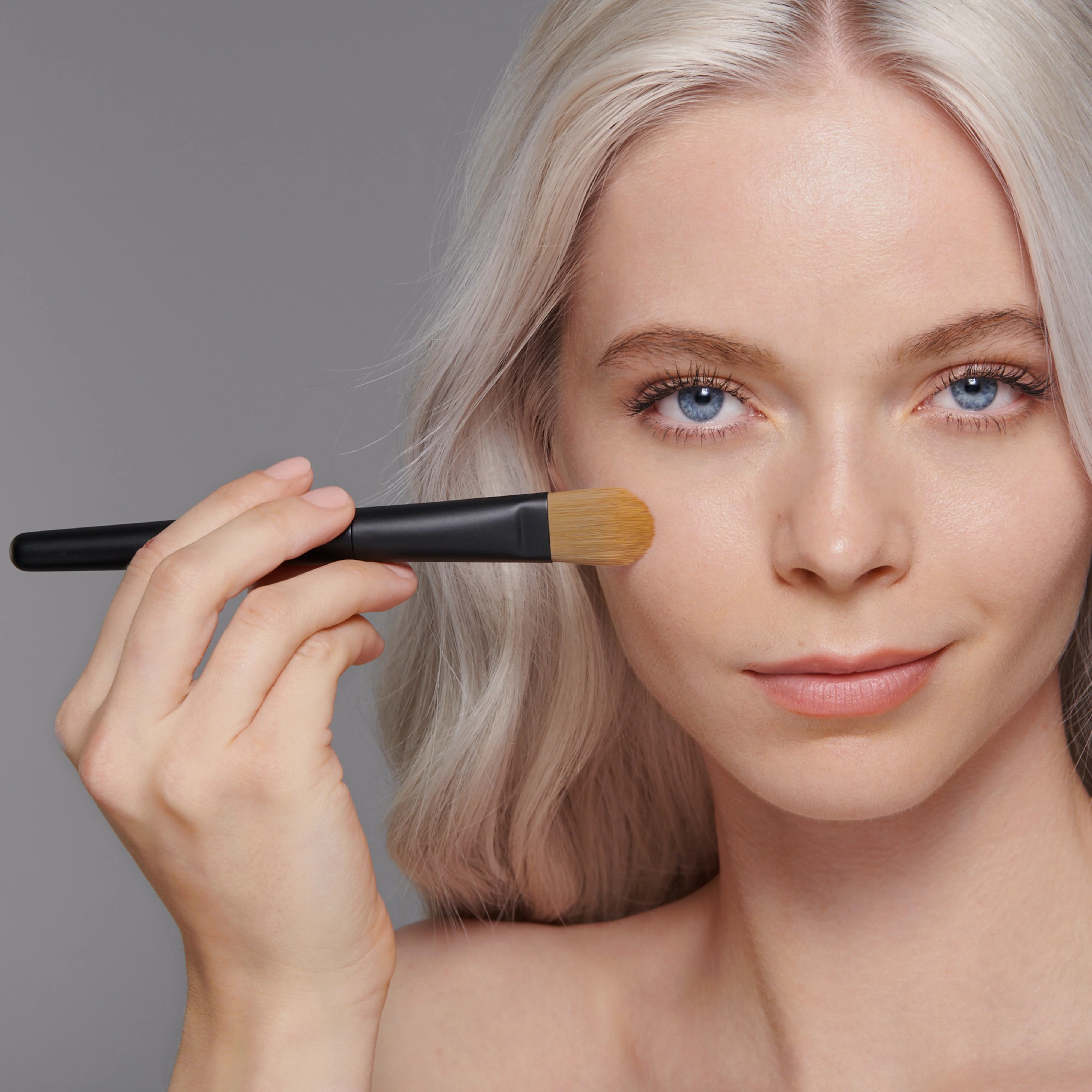 No. 1 Liquid Complexion Brush (Seamless Blend Brush) - Image 4